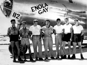 800px-B-29_Enola_Gay_w_Crews